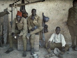 Senegalesische Soldaten, die in der französischen Armee als Infanteristen dienen, ruhen sich in einem Raum mit Gewehren und Ausrüstung aus, Saint-Ulrich, Département Haut-Rhin, Elsass, Frankreich, 16. Juni 1917